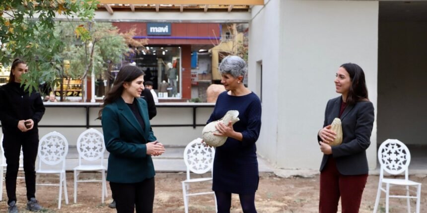 47130 Silopi’de “Kahramanın Sonsuz Sürgünü” Sergisine Yoğun İlgi: Ezidi Halkının Hafızasına Dokunan Sanatsal Yolculuk Sürüyor